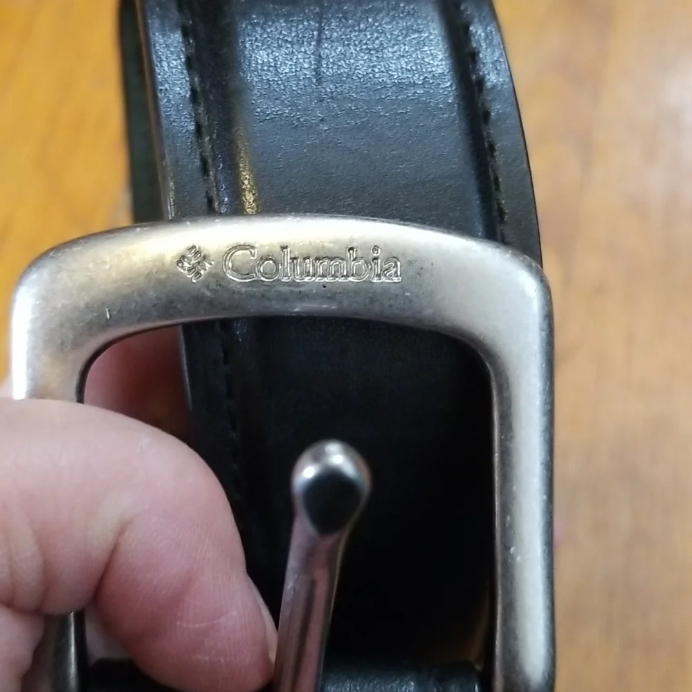 Columbia size 42 black leather belt, unisex